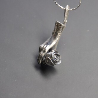 Righthand-rose pendant