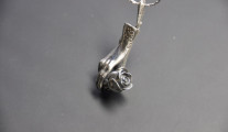 Righthand-rose pendant